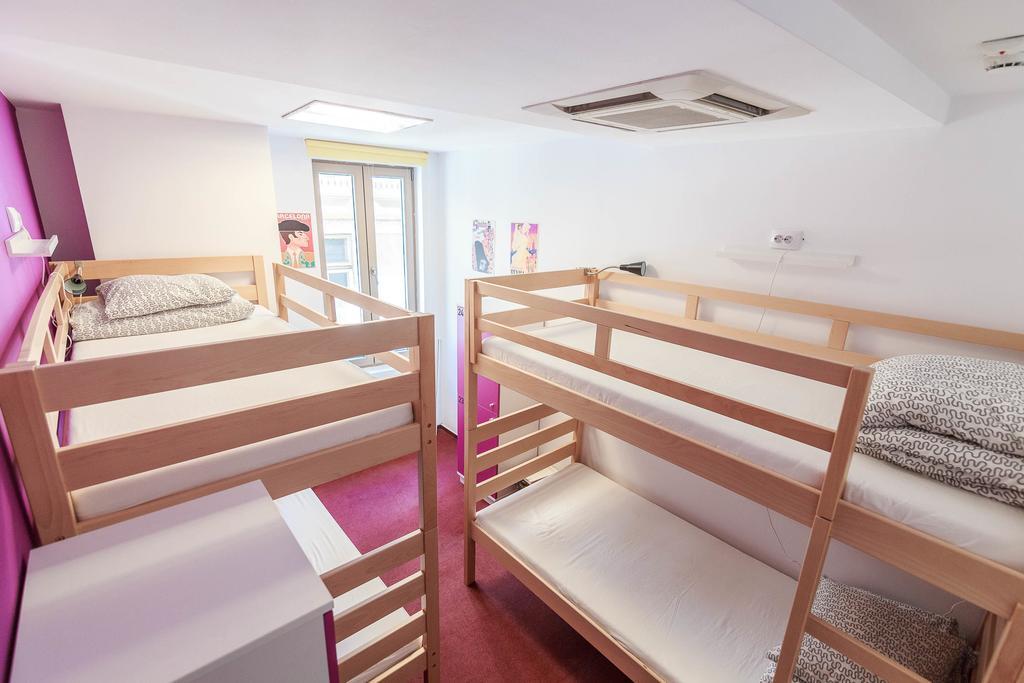 Pura Vida Sky Bar & Hostel Bucharest Bilik gambar