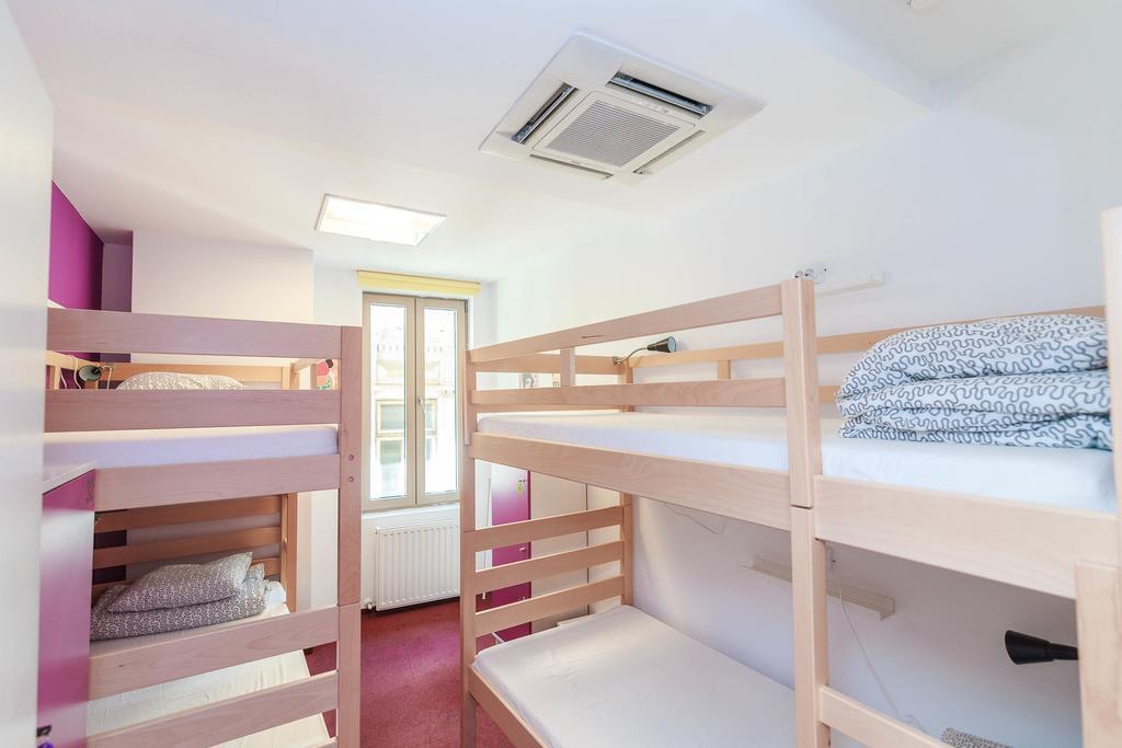 Pura Vida Sky Bar & Hostel Bucharest Bilik gambar